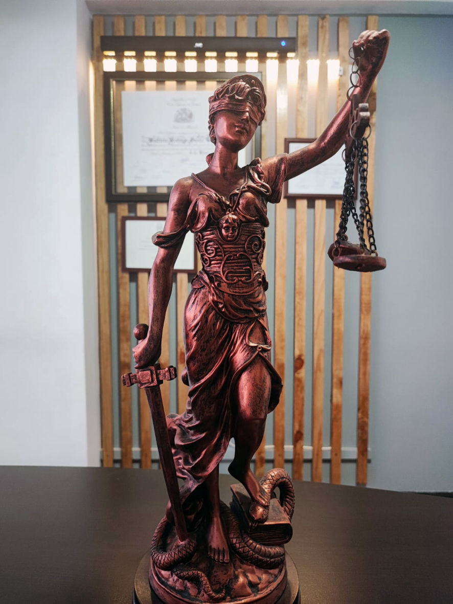 figura-diosa-de-la-justicia-suazo-abogados